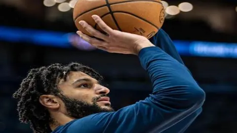 “逆境破茧，主场奇迹再现：历史败绩阴影下的绝地反击之战！”